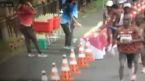 Il gesto choc del maratoneta: cosa fa agli avversari