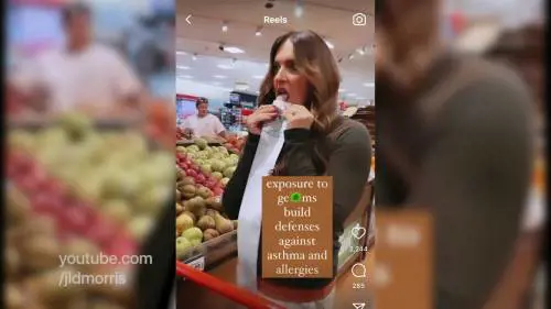 No vax lecca oggetti e maniglie al supermercato: "I germi fortificano". Il video delirante