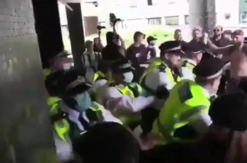 No vax assaltano la sede della Bbc: "Vergogna bast...". Scontri con la polizia