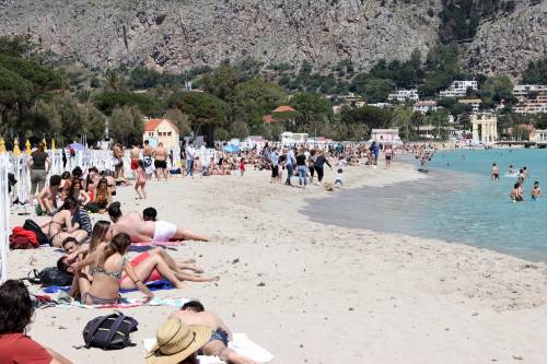 Boom di turisti stranieri. Spiagge prese d'assalto come prima del Covid