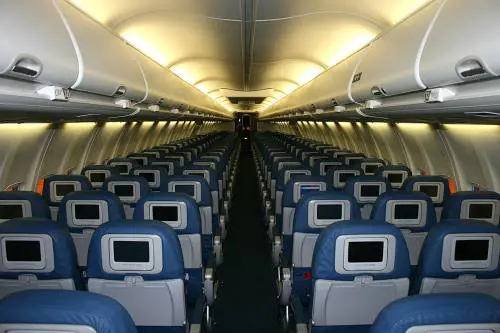 Disagi in aeroporto: migliaia di voli cancellati per Omicron