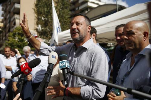 Salvini si scaglia sulla Lamorgese: "Assente e confusa. Si dia una mossa"