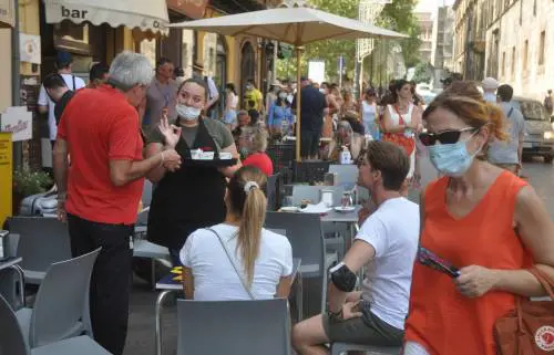 Ferie in mascherina. Sicilia e Sardegna dopo Ferragosto "vedono" il giallo