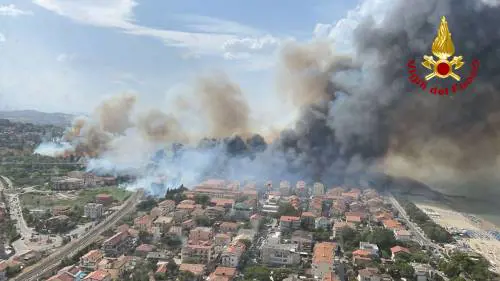 Aerei egiziani, pompieri da mezza Europa. Aiuti e fondi: scuse del premier ai greci
