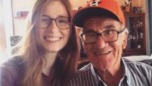 "Cerco un amico per il nonno: deve saper giocare a carte"
