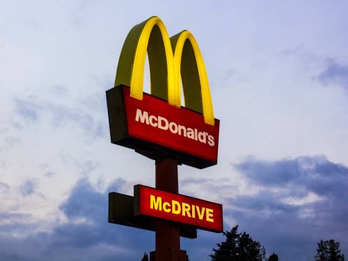 “Abusi all’ordine del giorno”. McDonald’s nella bufera tra molestie e razzismo