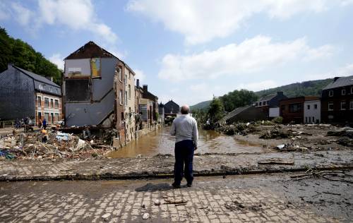 Così ci siamo abituati alle emergenze perenni