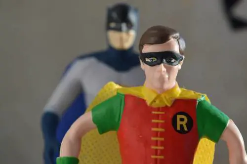 Robin fa coming out e (sai che scoperta) diventa supereroe Lgbt