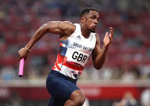 Staffettista inglese argento a Tokyo dietro l’Italia sospeso per doping