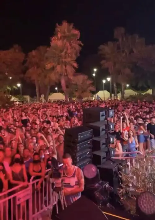 "Accalcati e senza mascherine". Bufera sul concerto di Salmo