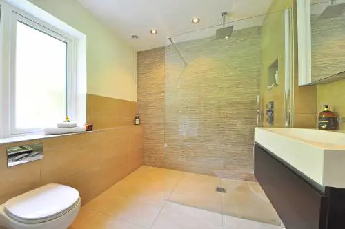 Ecco perché negli hotel di lusso c'è un telefono in bagno 