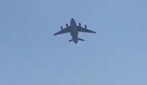 Le immagini choc: cadono dall'aereo dopo il decollo da Kabul