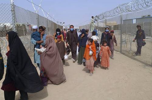 "Qui non li accogliamo". Guerra Ue sui profughi afghani