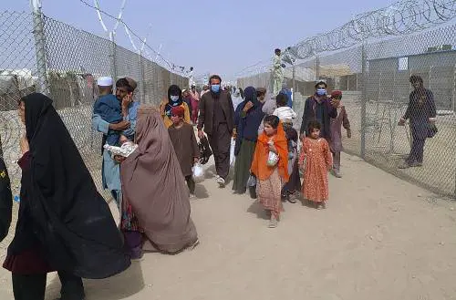 "Qui non li accogliamo". Guerra Ue sui profughi afghani