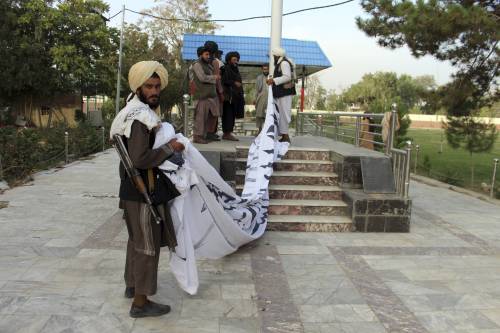 La bandiera talebana ora sventola a Kabul: "L'Afghanistan diventa un emirato islamico". È caccia casa per casa