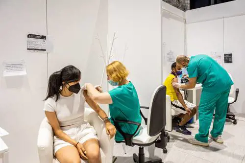 Scendono tutti gli indicatori. Immuni al 90% il 19 ottobre