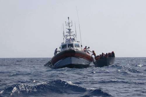 "Malta? Ci dice di andare in Germania". E le Ong ci portano quasi 500 migranti