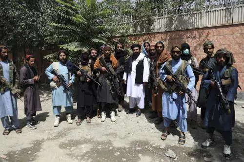Morti, statue distrutte e sparatorie: l'Afghanistan è nel caos
