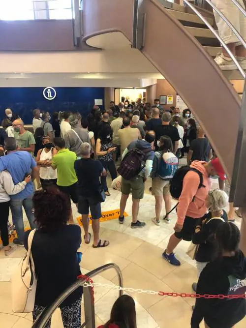 L'odissea sulla nave mai salpata da Genova: "Bloccati qui, abbiamo avuto paura"