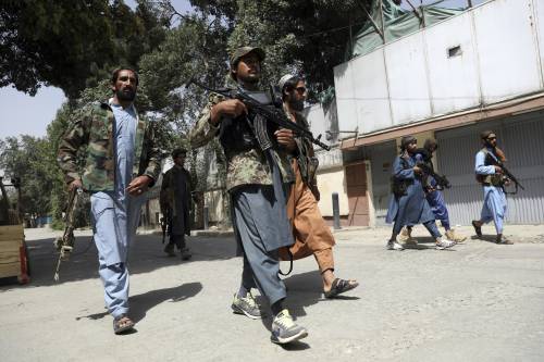Spari sulla folla e statue abbattute: "In Afghanistan niente democrazia"