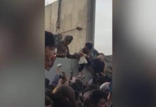 Madri lanciano i figli ai militari e spari sulla folla: è caos in Afghanistan