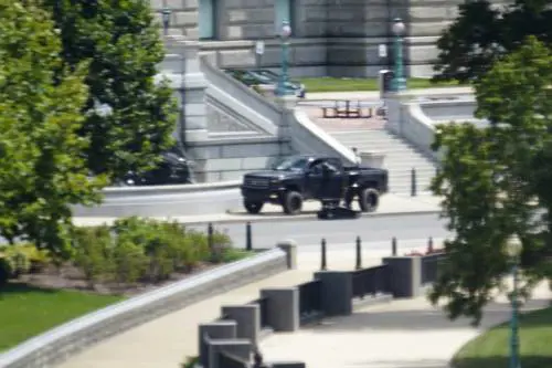 "La rivoluzione è partita": poi minaccia di far esplodere una bomba