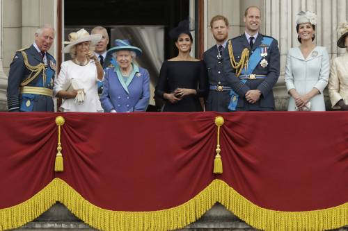 "Meghan, Harry e Andrea fatti fuori": la Regina cambia la monarchia dopo gli scandali