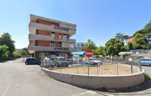 "Metti la mascherina". E lui spara al vigilante