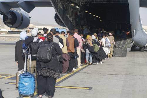 "Esodo di 500mila profughi" In Europa è allarme sicurezza