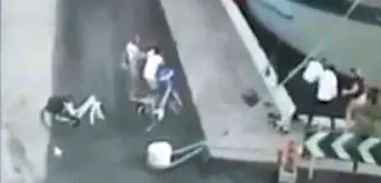 Cade in mare col passeggino: salvata dal militare eroe
