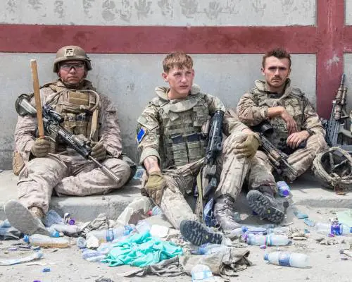 Sos bimbi scomparsi nel dramma di Kabul. I talebani attaccano. "La colpa è degli Usa". Ed è allerta kamikaze
