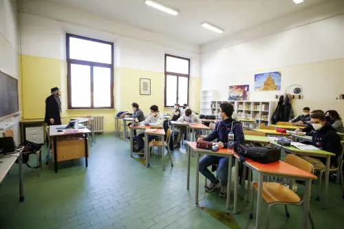 La scuola parte in salita ma senza green pass gli adulti restano fuori