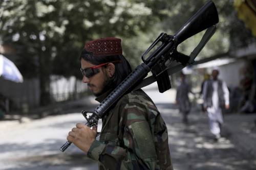 Le milizie assediano la resistenza del Panshir. Ma ora anche i bambini imbracciano i fucili