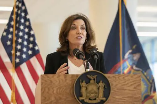 New York, un tris di donne seppellisce Cuomo. Arriva la nuova governatrice: è la vice Hochul