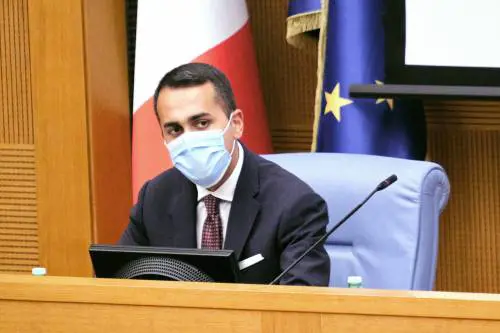 Di Maio scambia le luci della navetta con un omaggio all'Italia