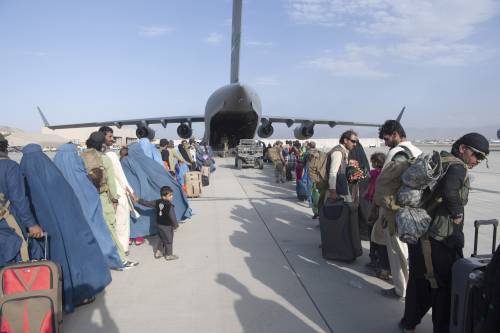 I talebani alzano il tiro: spari contro l’aereo degli italiani