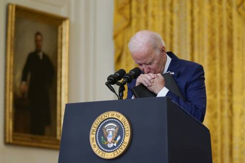 Un leader fragile di fronte al mondo e le lacrime inedite degli Stati Uniti