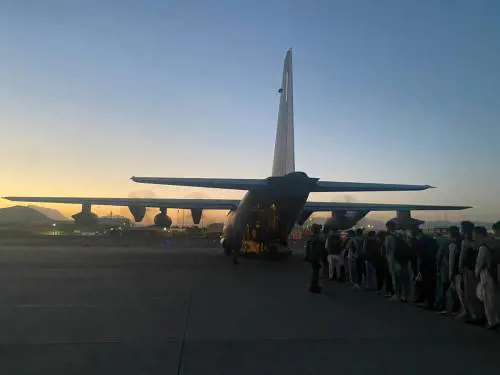 "Ci hanno puntati per due volte". Giallo sugli spari talebani contro l'aereo italiano