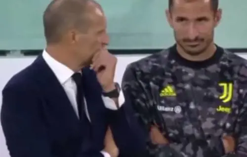 Il labiale di Chiellini ad Allegri fa scoppiare la bufera 