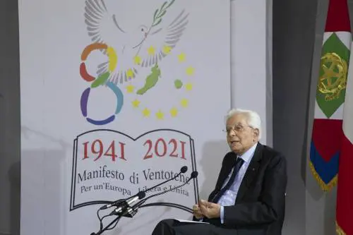 Mattarella striglia l'Ue: "Assente, sconcertante il no all'accoglienza"