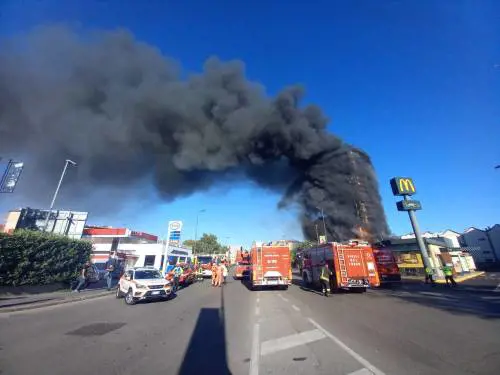Incendio nel palazzo di via Antonini a Milano