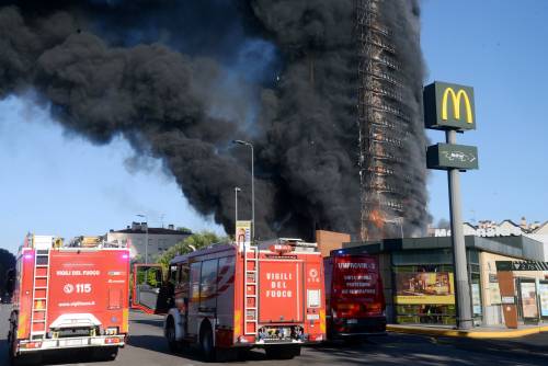 "Come cartone...": perché è bruciato il grattacielo a Milano?