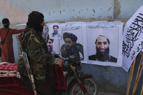 Kandahar, parata della vittoria. Pronto il governo dei talebani: Akhundzada il leader supremo