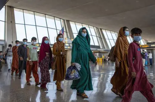 I talebani e il ricatto verso l'Occidente. "Basta sanzioni o sarà bomba migranti"