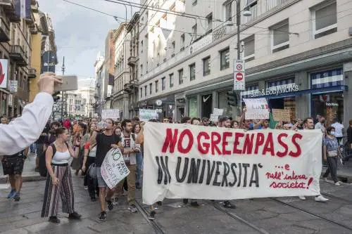 Dalla rete alla piazza tra insulti e aggressioni. A Milano 8 denunciati