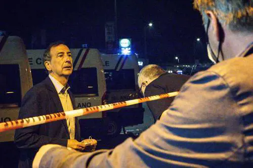 Sala: "Escludiamo vittime. Pompieri con mani ustionate"