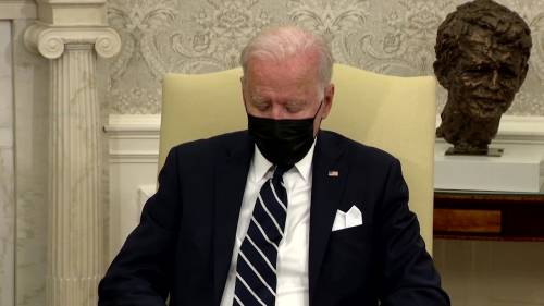 Il "pisolino" durante l'incontro con Bennett: polemiche su Biden