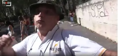 "Ti taglio la gola". Poi il no pass pesta il giornalista