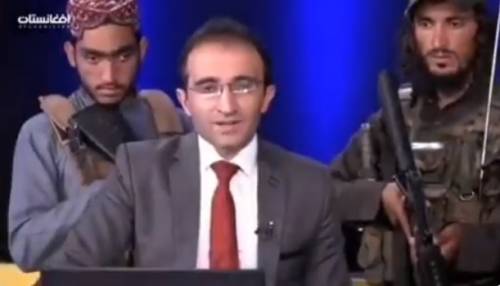 Talebani coi fucili carichi contro il giornalista: choc in diretta