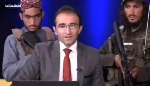 Talebani coi fucili carichi contro il giornalista: choc in diretta